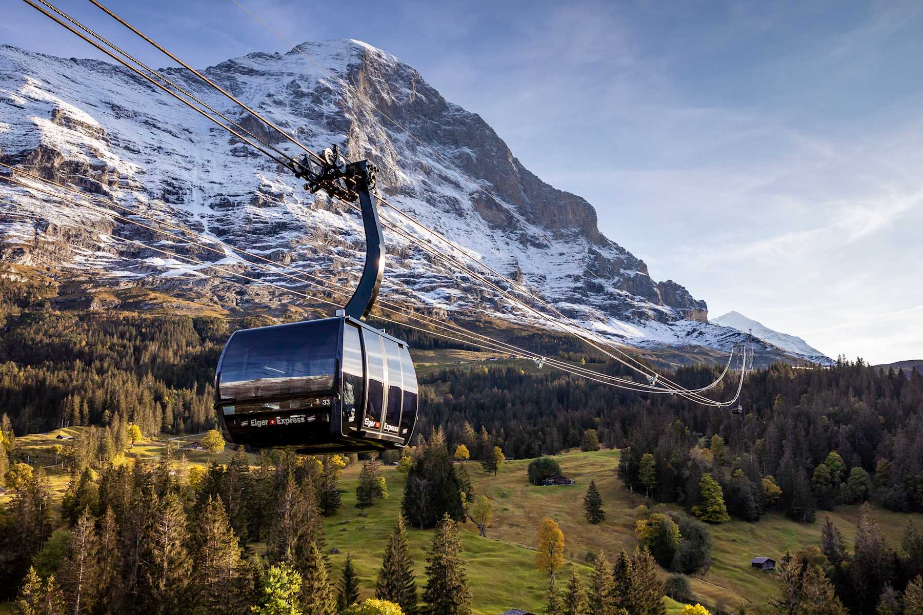 Cabine do Eiger Express diante da face norte do Eiger
