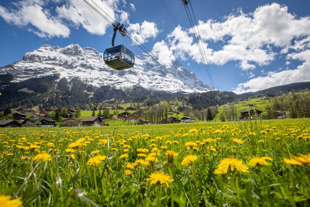 Cabine do Eiger Express subindo em direção ao Eigergletscher