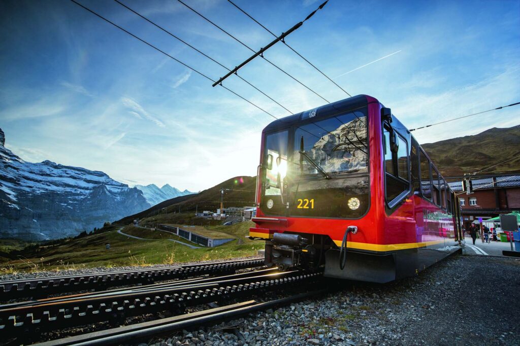Composição vermelha da Jungfraubahn parada na estação de Kleine Scheidegg