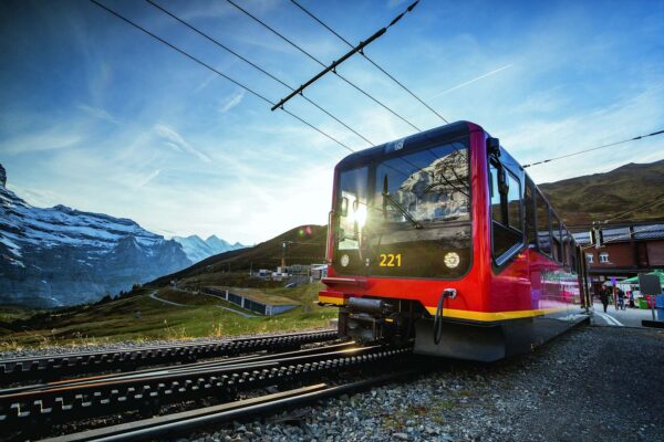Composição vermelha da Jungfraubahn parada na estação de Kleine Scheidegg
