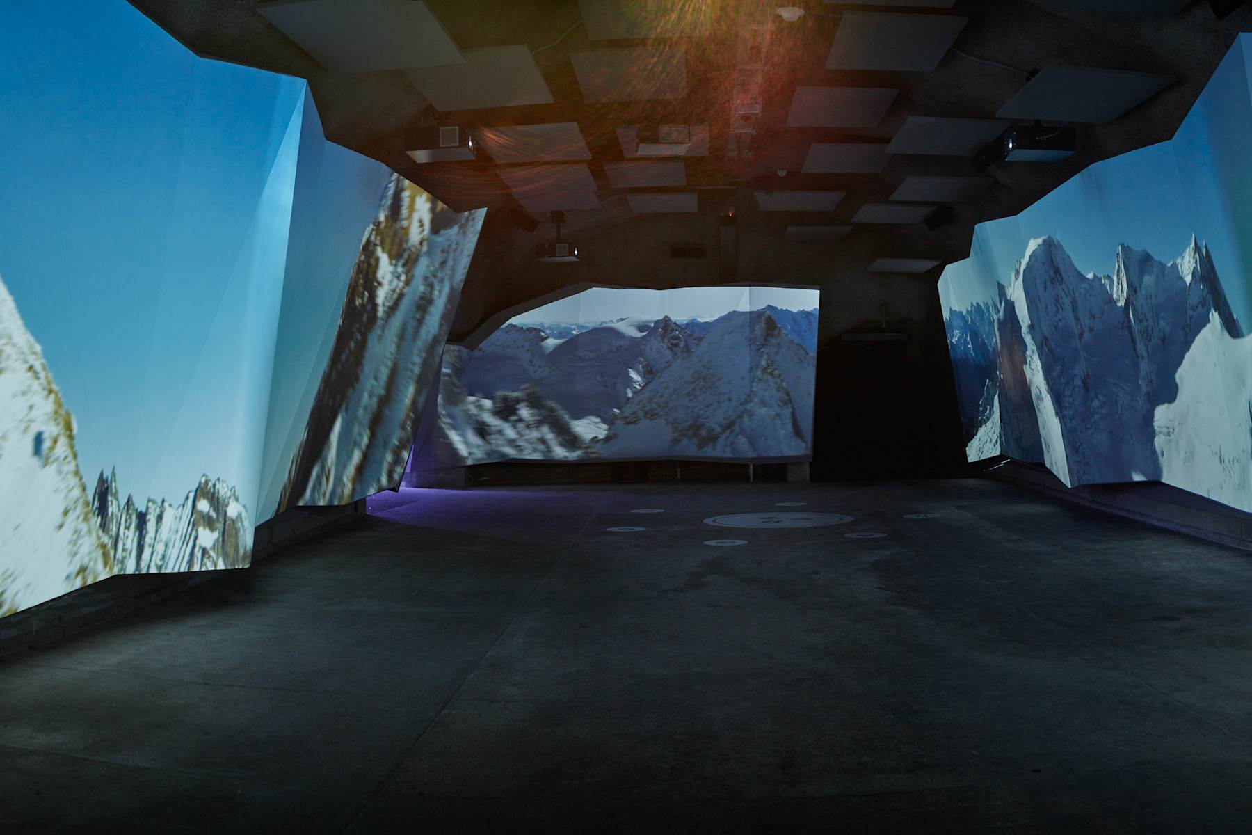 Sala do cinema panorâmico no Jungfraujoch