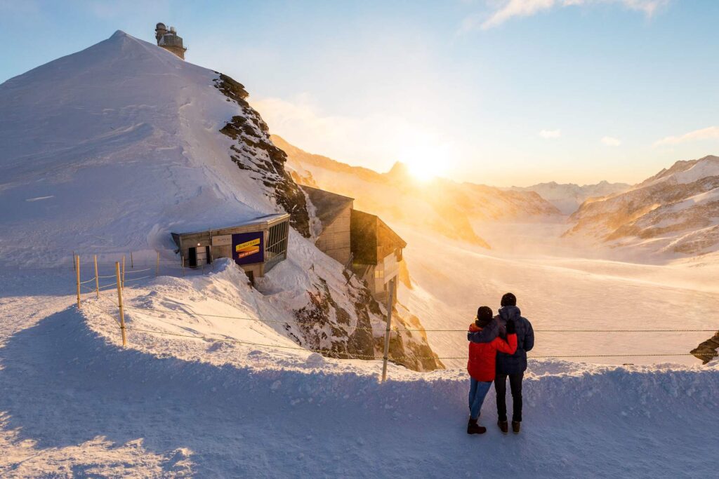 Nascer do sol no planalto do Jungfraujoch sobre a geleira de Aletsch