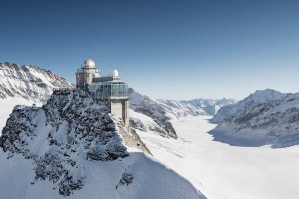 Observatório Sphinx no alto do Jungfraujoch com a geleira de Aletsch ao fundo