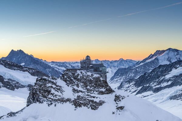 Estação do Jungfraujoch e o maciço nevado sob a primeira luz da manhã