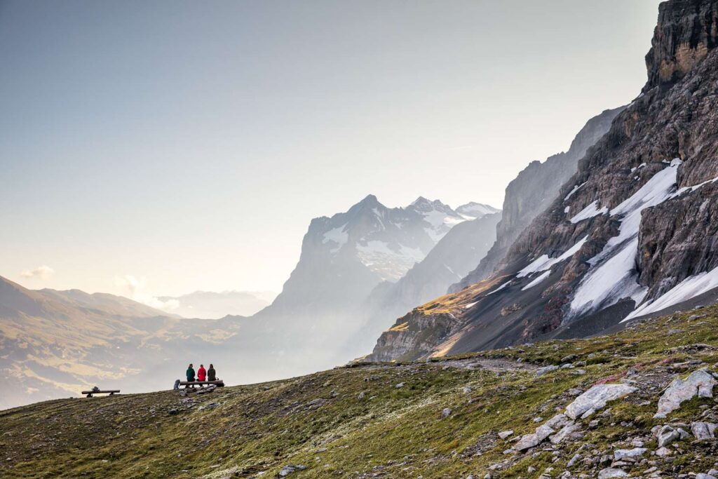 Caminhada de verão em Kleine Scheidegg junto a face norte do Eiger