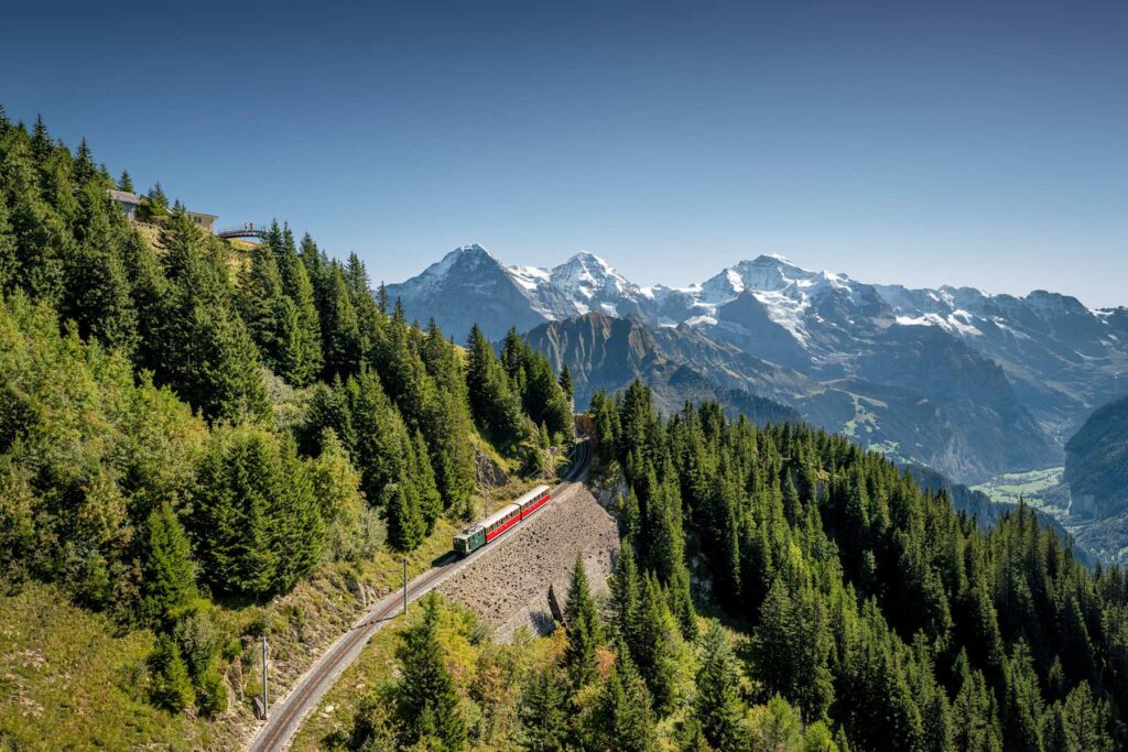 Cremalheira histórica da Schynige Platte chegando ao Skywalk