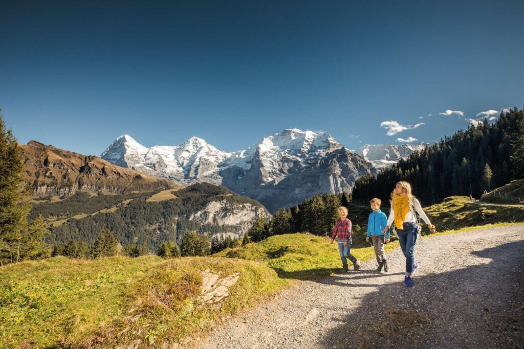 Família caminhando entre Grütschalp e Winteregg, acima do vale de Lauterbrunnen